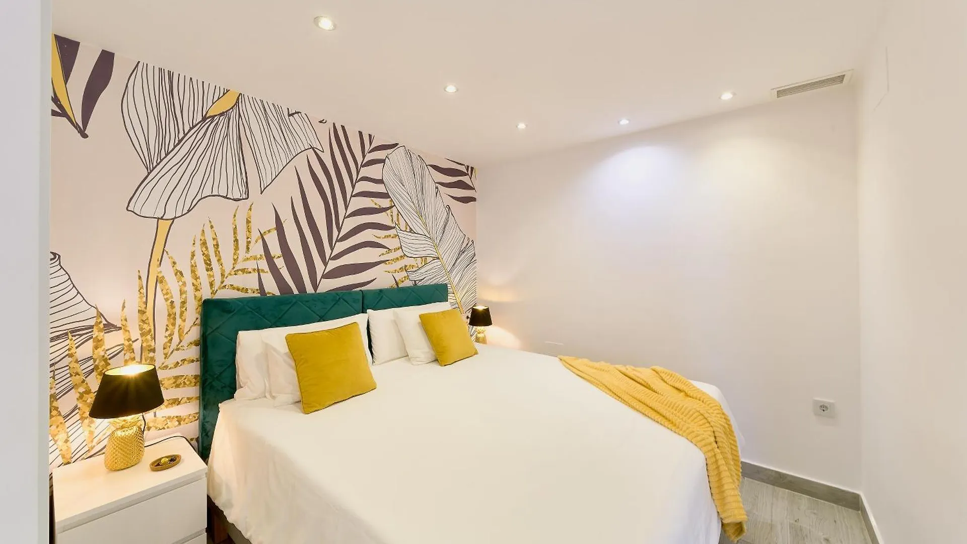 Hola Marbella Cozy Penthouse Old Town & Beach 아파트